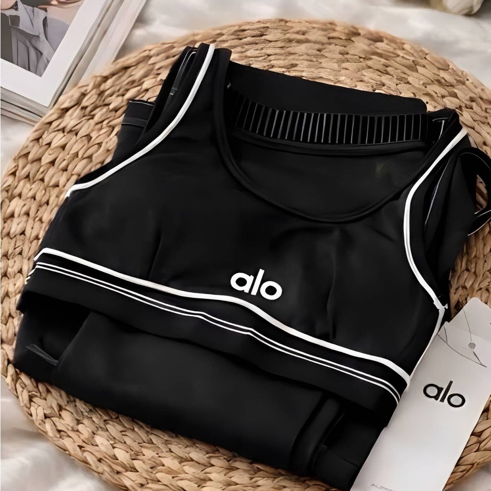 [NEVER WORN] Alo Women’s Black Contrast-Trim Sports Set - Picture 4 of 5